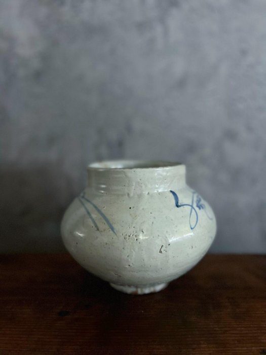 嚴選朝鮮李朝時期白磁秋草紋月亮燈壺，完美品相，高19.5cm，限量收藏白