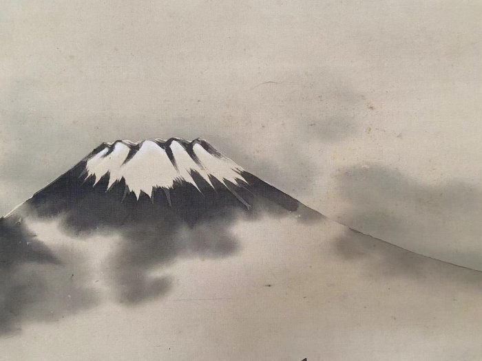 日本富士山山水畫，絹本綾裱，S39畫心40×42，軸頭有輕微老化，整體保存