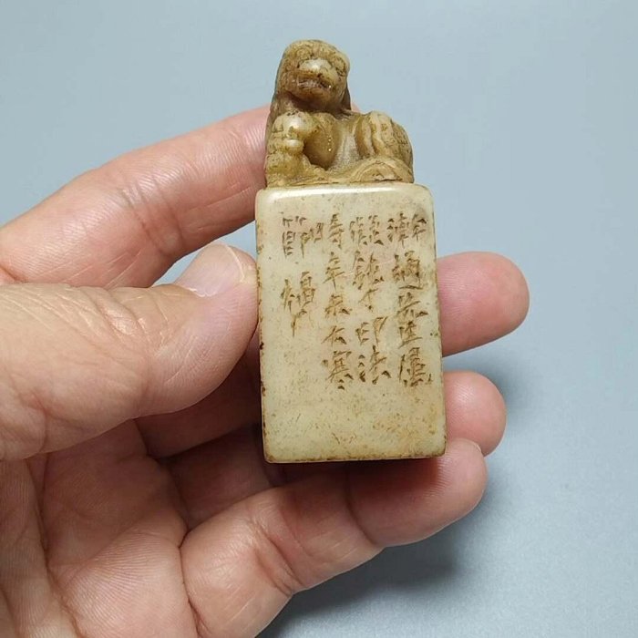 嚴選壽山石老印章，瑞獸鈕浮雕藝術精品，工藝精湛包漿自然，尺寸6.03