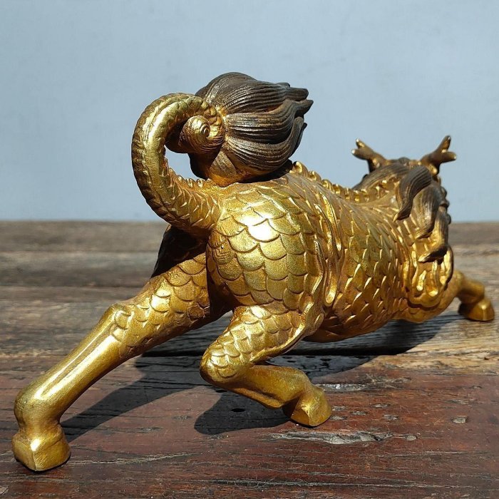 嚴選舊藏純銅鎏金麒麟擺件，高雅氣質展現瑞獸風采。12公分高24公分長
