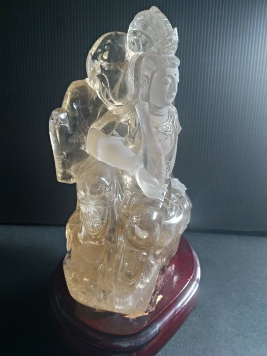 天然黃水晶觀自在菩薩水晶擺件~寶瓶觀音~七彩很多~法相莊嚴~雕工精細
