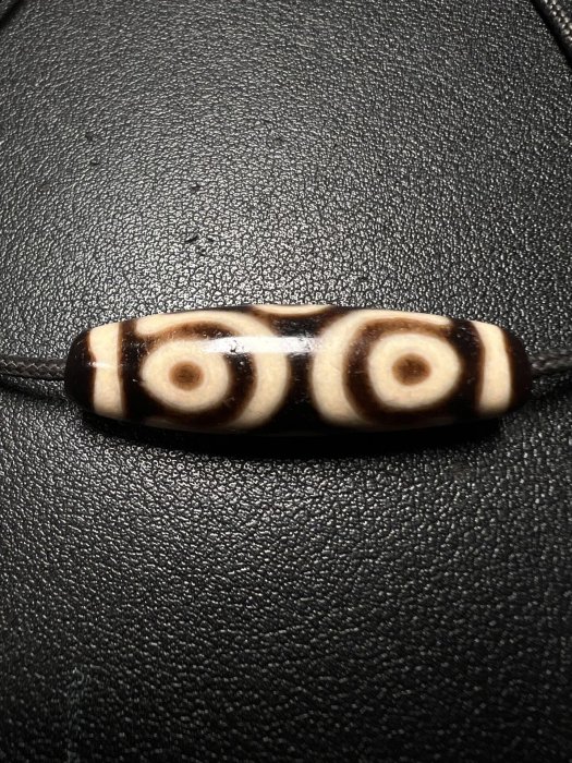 嚴選上肯金剛天珠，十字六眼精心琢刻，一物一圖詳盡展示。商品特質