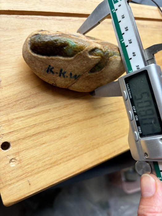 這款嚴選天然翡翠，-origin於達馬坎，融合了黃色與綠色飄花及多彩紋路