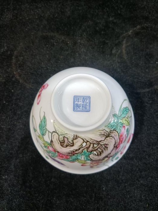 可議價大清乾隆御制琺瑯彩虞美人碗，口徑12厘米，品相完好。 胎質細膩