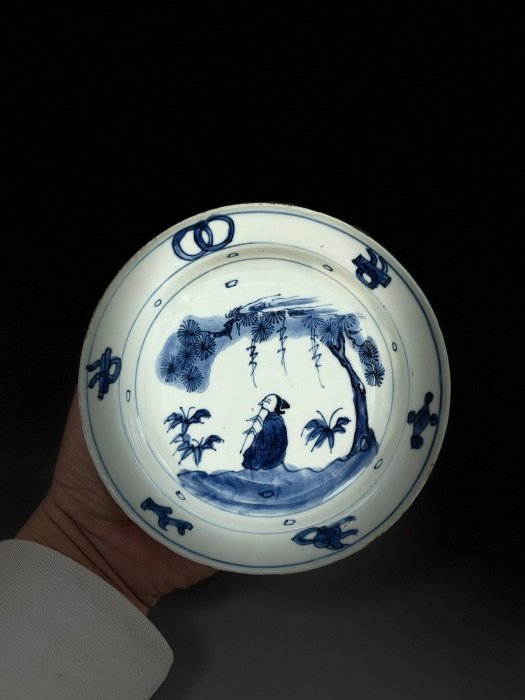 明代天啟時期精細青花故事盤，仕人吹簫圖韻味十足，釉面溫潤沉穩，口徑