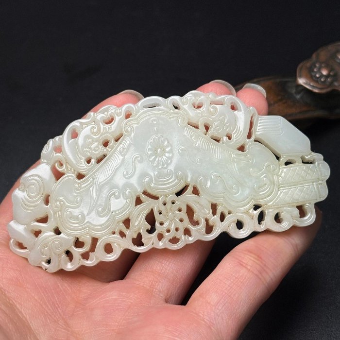 和田白玉透雕佩飾，整體呈古代樂器“玉磬”的弧形輪廓，工藝精湛質地溫潤