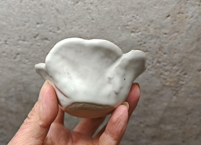 推薦日本古窯美濃燒手工花瓣花盆，口徑9.5cm、高4.5cm，無孔設計專為