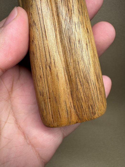 柬埔寨菩薩棋44.6克沉香樹心油尺寸：12.4cm*3.7cm*3.2cm。 高品質大塊