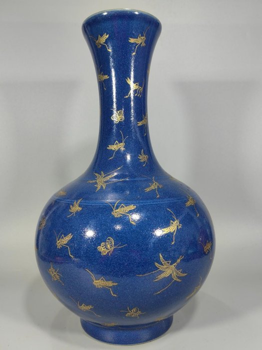 清代光緒時期手工霽藍釉描金賞瓶，精雕細琢，飽和度高的藍色中