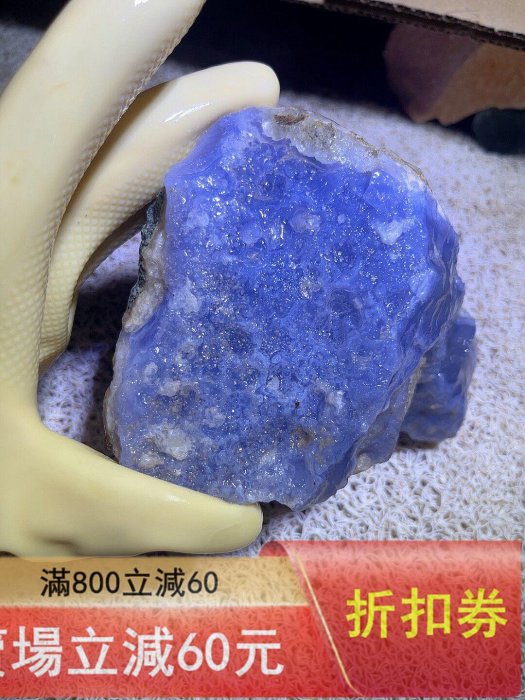 藍瑪瑙原石1.35公斤，天藍色澤漂亮，晶體結構獨特，面光滑細膩，帶紋路
