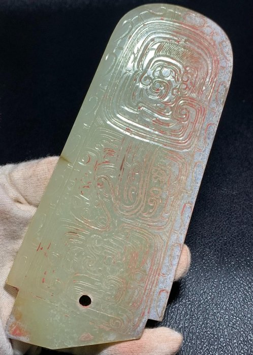 古玉老玉高古玉之西周龍人紋玉圭和田白玉灰皮土沁玉料油潤細膩沁色漂亮