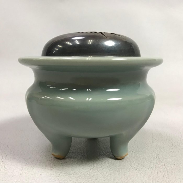 平安洛山作 香炉 三足炉 青瓷香爐 木箱入 平安洛山作 香炉 三足炉 青瓷香爐 木箱入 青釉三