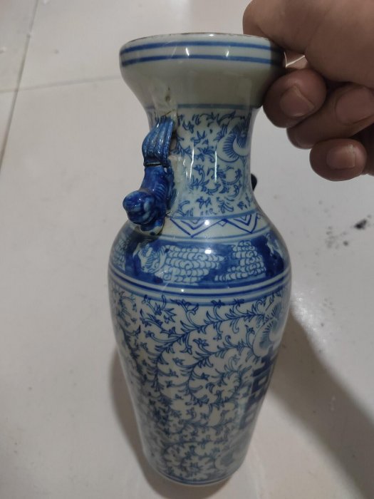 嚴選青花雙喜瓶，高25cm口徑9.5cm，白底青花纏枝蓮紋，獅耳造型生動