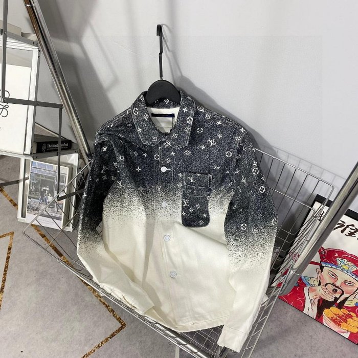 路易威登 Louis Vuitton 滿印星空漸變牛仔工裝外套 情侶款LV噴墨黑灰LV牛仔服夾克襯衫設計感滿滿，全員粉絲必入的潮物真正的好貨 NO194972