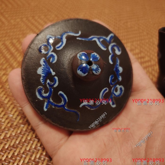 清代中藍彩獅子紋紫砂壺，壺身紫砂材質，做工精致。壺身繪制藍色獅子滾