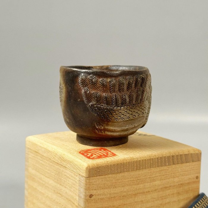 平川正二中早期鶴紋主人杯.容量70.口寬5.8.高4.5.日本備前燒