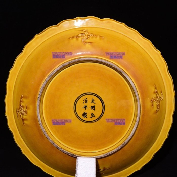 大明弘治年制黃釉加彩雕刻雙鳳紋賞盤，高5.3×33.5釐米40041 青花五彩