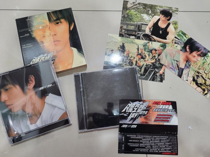 周杰倫~八度空間CD+DVD+明信片+側標