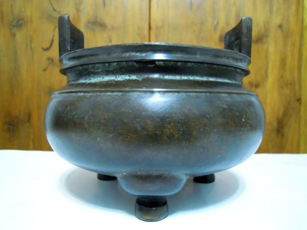明時代　哥窯　三足香炉　明 清仿哥窯三足鬲式爐(附玉頂木蓋) | 開放博物館
