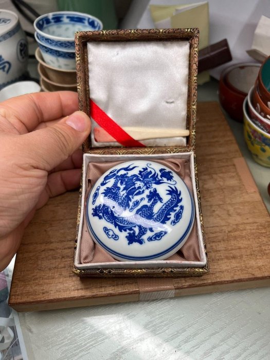 西泠印社嚴選乾隆年制青花龍紋印泥盒，直徑7cm，附原裝錦盒與朱砂印泥