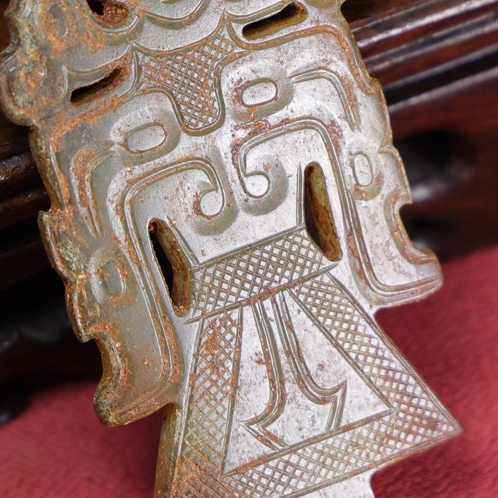 臻品旧藏，和田玉神人佩包浆厚重， 沁色入骨，工艺精湛，犀利民藏绝佳
