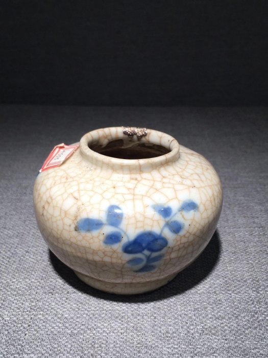 清代哥釉青花小水盂，高約7公分，白釉開片自然，青花花卉紋飾精美，口