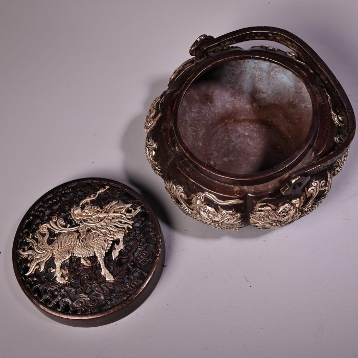 中国古美術・旧蔵品・純銅製・高浮彫・錾刻・鎏銀・八宝紋 盤龍 首飾箱・置物・茶道 珍品舊藏收純銅銅高浮雕鏨刻鎏銀暖手爐炭爐工藝精湛器型款式精美重650