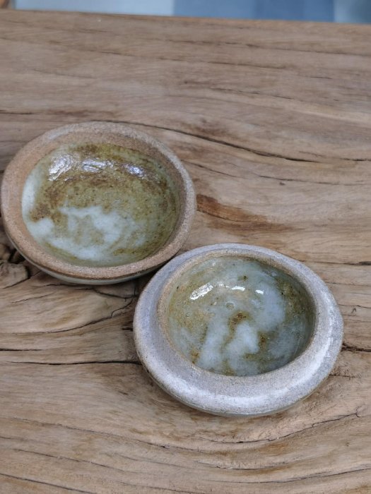 清乾隆時代　粉彩虎溪三笑文香盒 印泥合子 人物印泥盒 香合 文房具(F-48) 嚴選日本回流手工捏制浮雕粗陶香盒印泥盒，直徑5㎝高2.7㎝，質地緊實