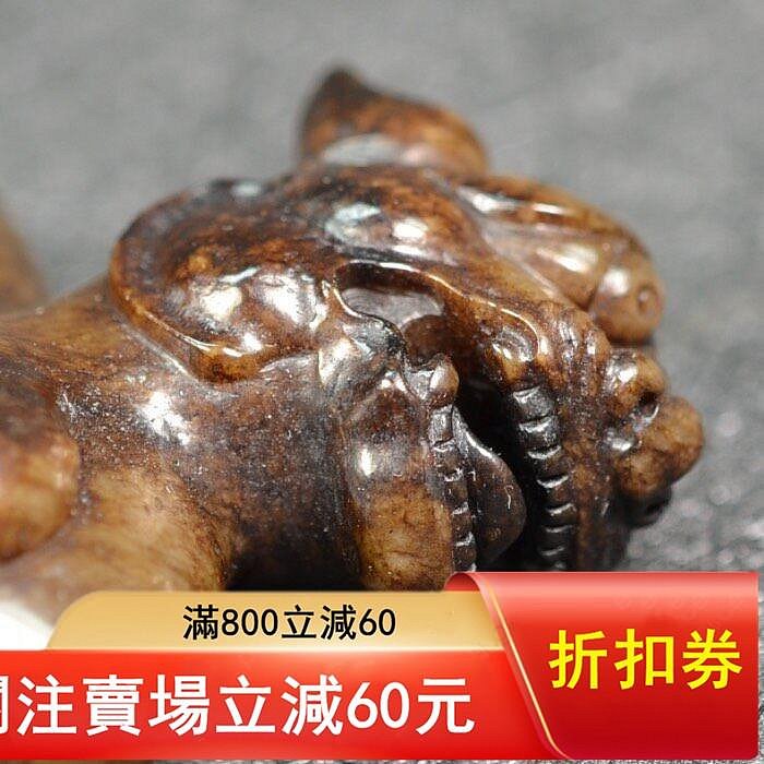 和田玉沁色瑞獸把件，尺寸高5.9cm，長7cm，厚2.7cm，重量154.7g玉質