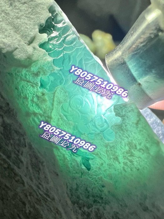 7458M。果凍冰晴水危料翡翠原石開窗。 冰潤清透。冰膠感十足。688