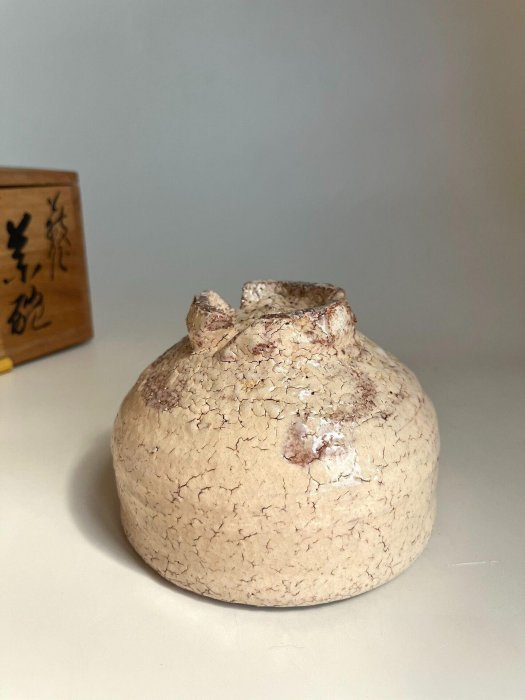 嚴選日本中古萩燒名家梅田陶樂作茶碗，高臺設計呈現獨特美感。口沿與底