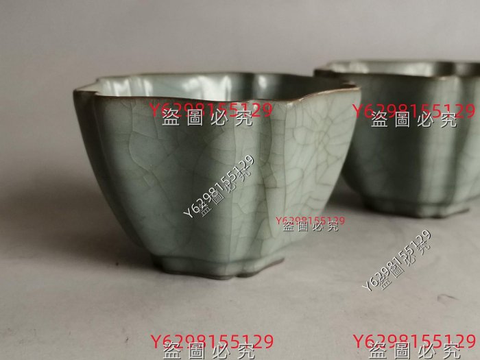 宋官窯開片六方倭角杯，高5.5cm口徑8.5cm，青釉瑩潤，開片自然，制式
