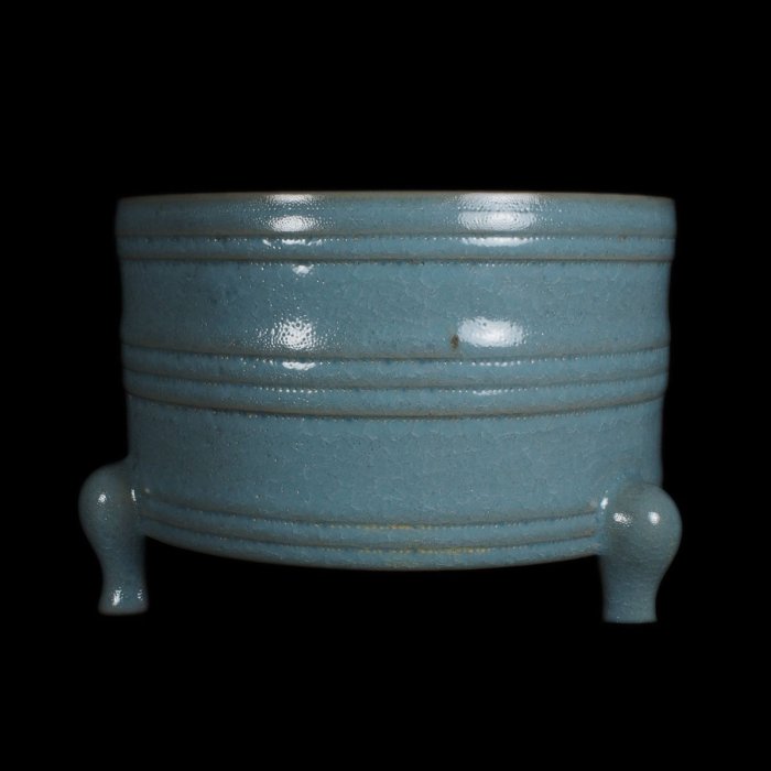 博古珍藏》宋．汝窯天青釉弦紋三足尊式爐．