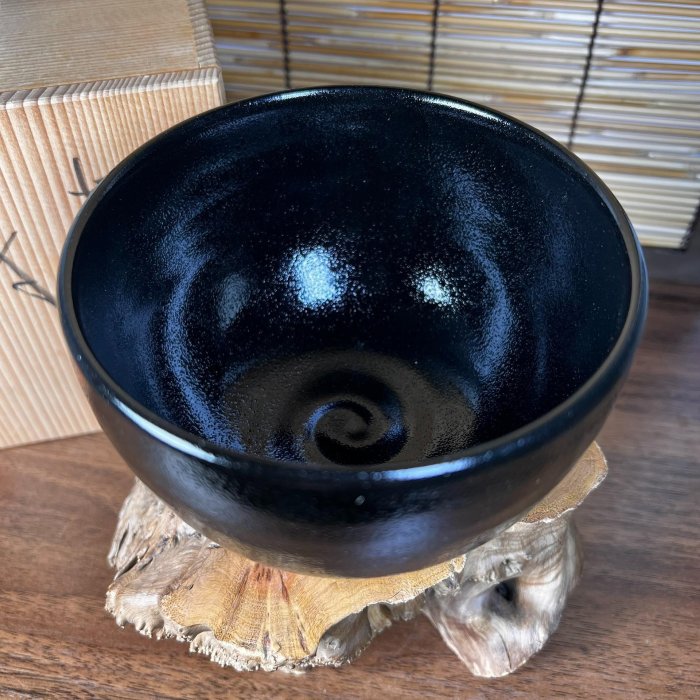 嚴選日本回流杉浦文泰釉子黑抹茶碗，附原盒保存完好。口徑12cm，高8.2