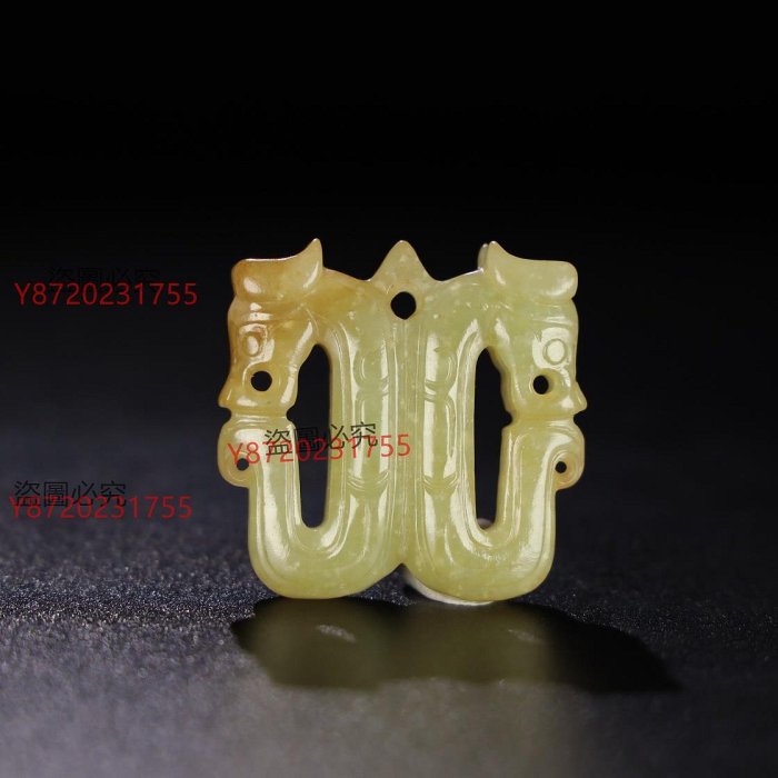 舊藏和田玉西周雙咬尾龍玉佩，玉質細膩油潤，雕工精湛流暢，視覺飽滿