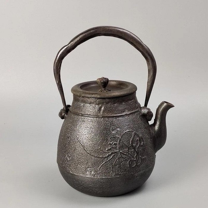 0615【明治期 龍文堂造 宣徳銅蓋 鬼霰 鉄瓶】時代 古玩 煎茶道具 0449N大正期 金龍堂造 平打提手 宣徳銅蓋 鉄瓶 時代 古玩