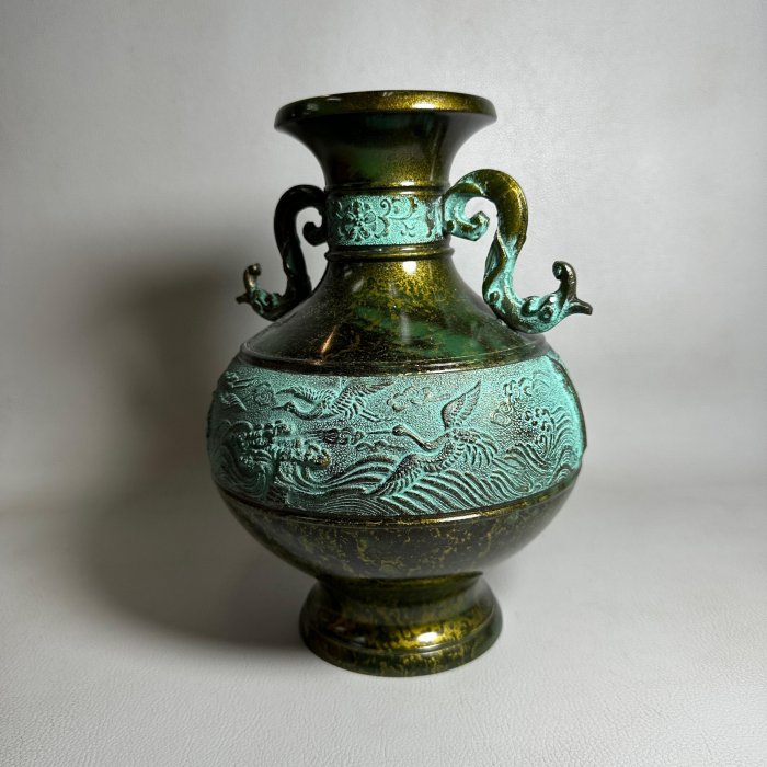 古玩輕鬆拍】老日本高岡銅器金工師龍仙作螭耳浪鶴雕青銅花瓶/鑄銅花器
