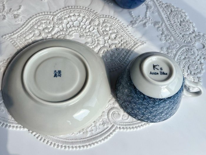 日本KS大島染付咖啡杯，青花釉下萬字紋內外滿繪，高6.3碟14，全新全品