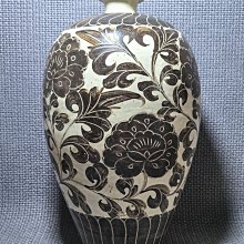嚴選宋代磁州窯梅瓶，高雅黑花裝點33 公分古董收藏白底梅瓶磁州窯梅瓶