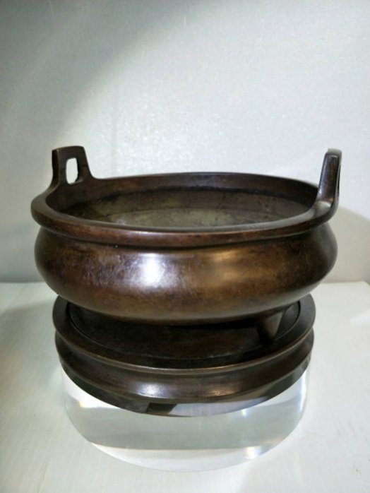 頂天- 大明宣德年製款朝天耳帶座銅爐尺寸:高6含耳8.2口徑寬15高6cm 重