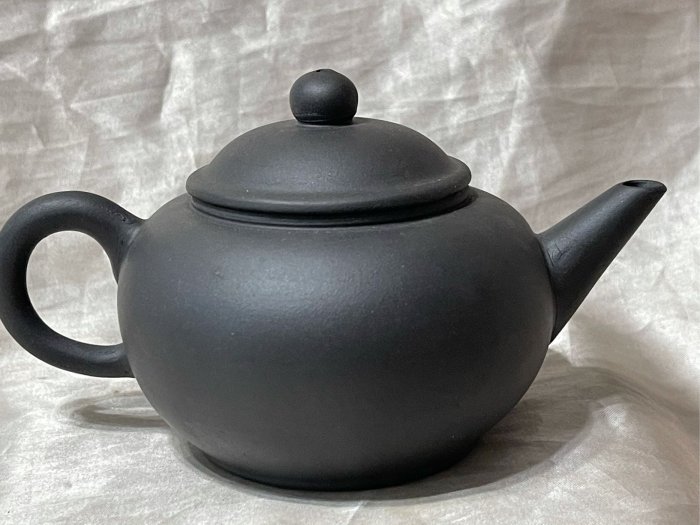 中國宜興黑紫砂標準壺明價800（優惠早期品一定有泥花工痕介意者慎） 意