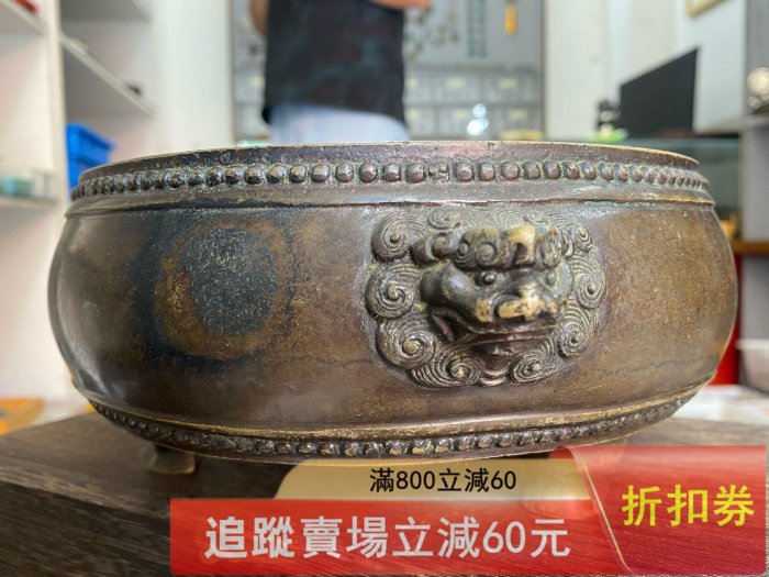 銅香爐，獅耳鼓釘三足爐，品相完好，漿自然。爐身鼓式，兩側獅耳精工