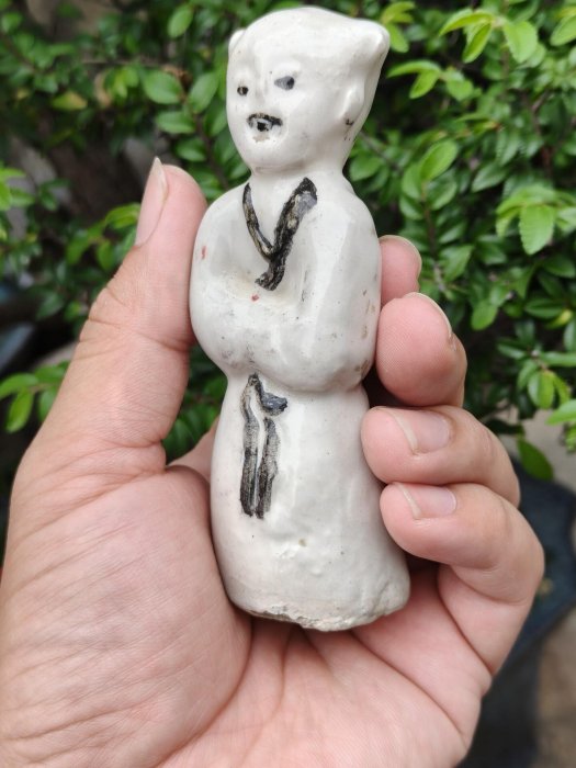 中国　· 磁州窯　唐子　人形　宋 宋金時期磁州窯人物像，白釉黑彩獨特精品，品相完美好如初，生動有趣的