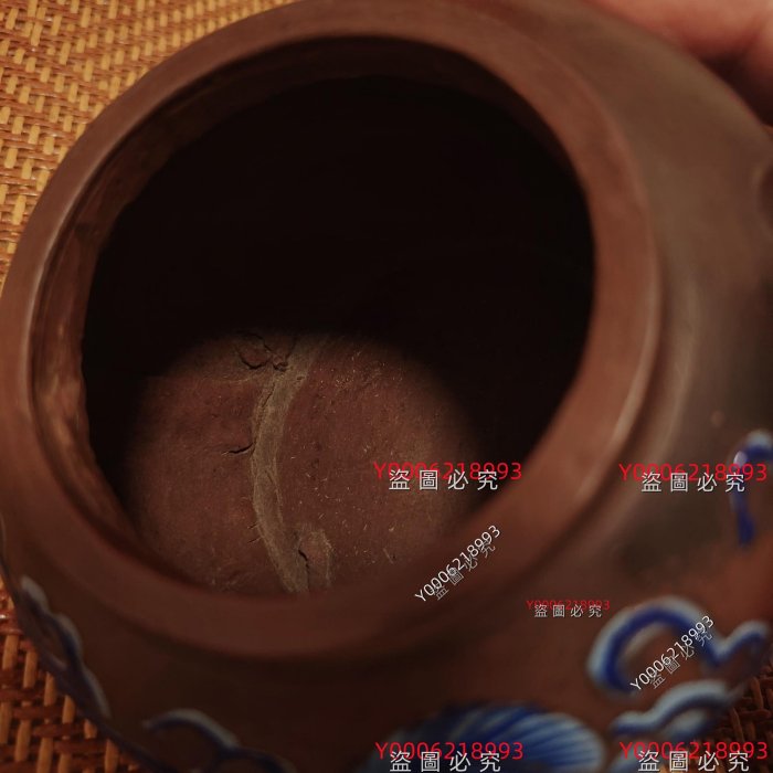 清代中藍彩獅子紋紫砂壺，壺身紫砂材質，做工精致。壺身繪制藍色獅子滾