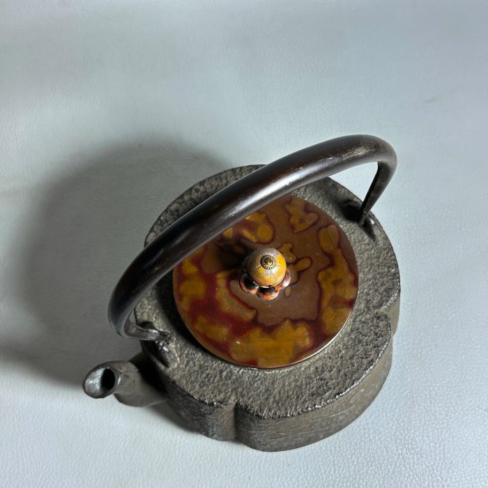 古玩輕鬆拍】老日本大洞銅器店精金堂作峽山老舍彫紋木瓜型赤斑銅蓋鐵壺