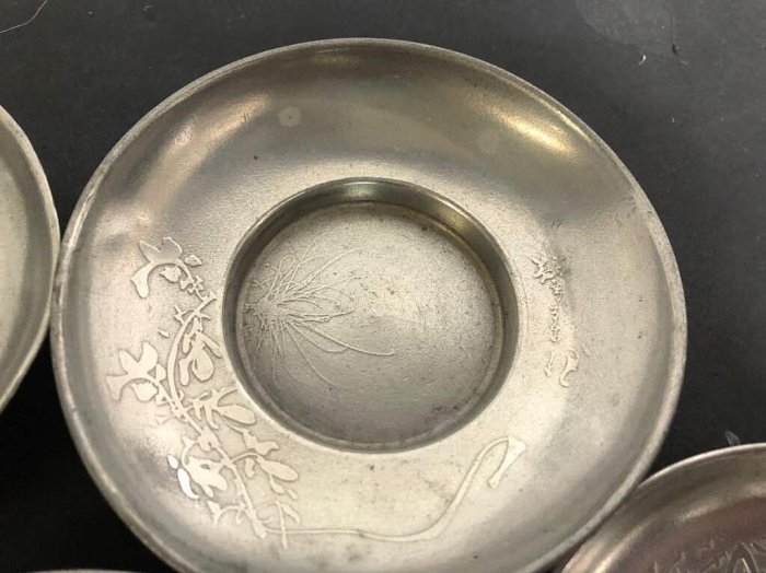 嚴選日本大阪乾茂號錫制茶托五件組，經年累月古董收藏，梅蘭竹菊松紋美