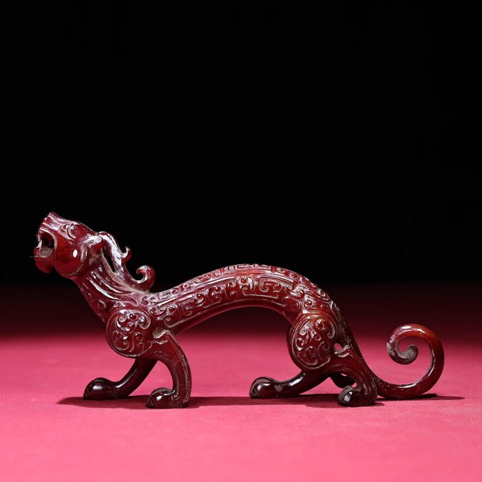 臻品旧藏， 和田玉满红沁玉龙摆包浆厚重，沁色入骨，工艺精湛，犀利民