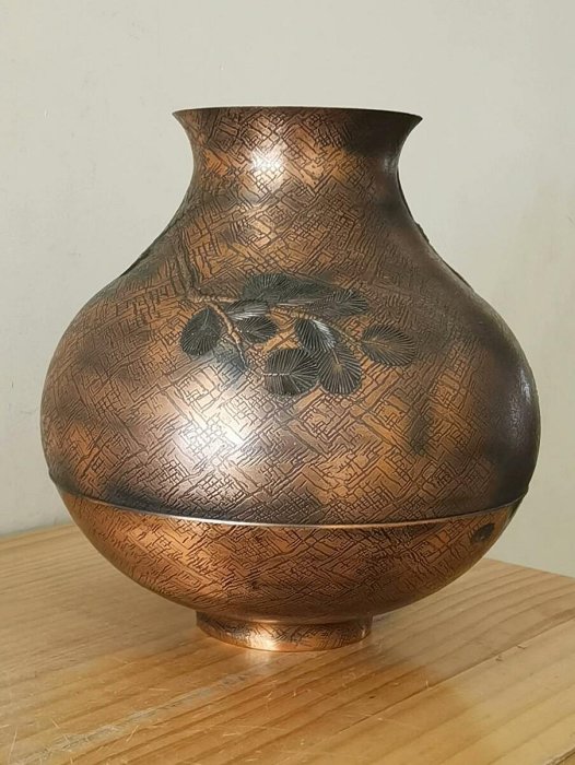 日本嚴選高崗鑄銅花瓶，浮雕孔雀松樹紋飾，瓶口11cm，最寬21cm，高23cm