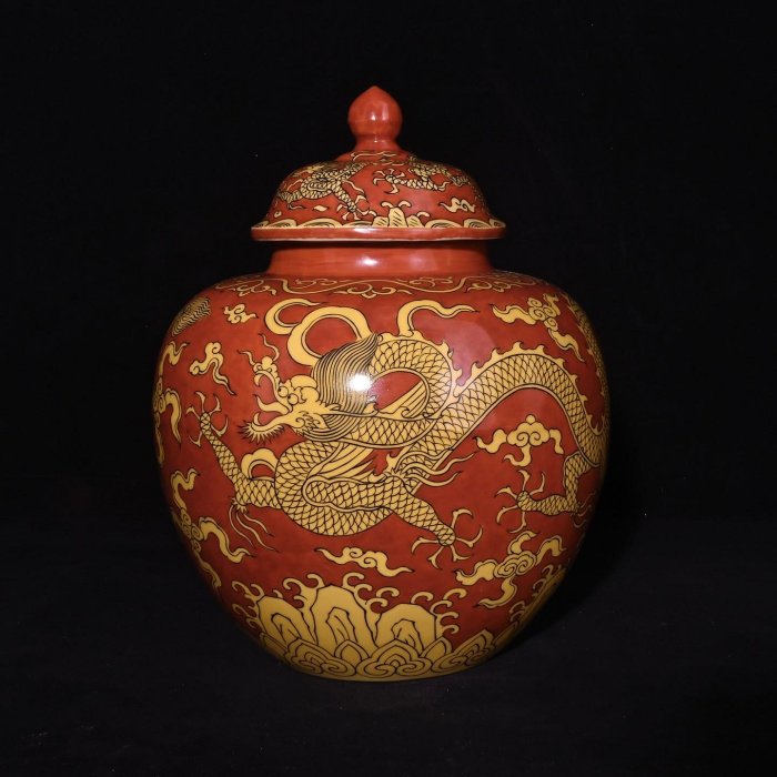 可議價大明嘉靖年制紅底黃釉龍紋蓋罐，高28×22.5厘米??90017974禦窯