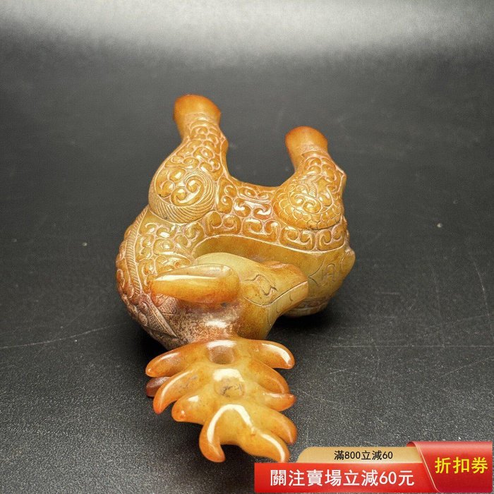 和田玉玉鹿擺件玉質溫潤，沁色自然過渡，雕工精細，造型獨特，寓意吉祥